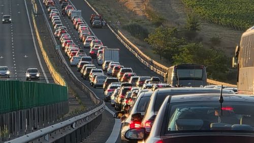 FOTO | Coloane de mașini și blocaj de aproape o oră pe A2, dinspre litoral spre Capitală, posibil din cauza taxei de pod de la Fetești - Cernavodă / Se poate plăti prin SMS la numărul 7577 (trimis în avans sau până la miezul nopții după trecere)