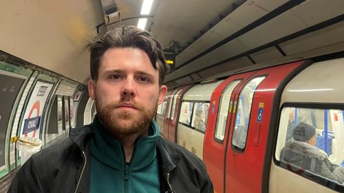 Hoții i-au furat telefonul din mână, la metrou, când ușile se închideau. După 2 zile a avut un șoc: „Nu știu cum au reușit”