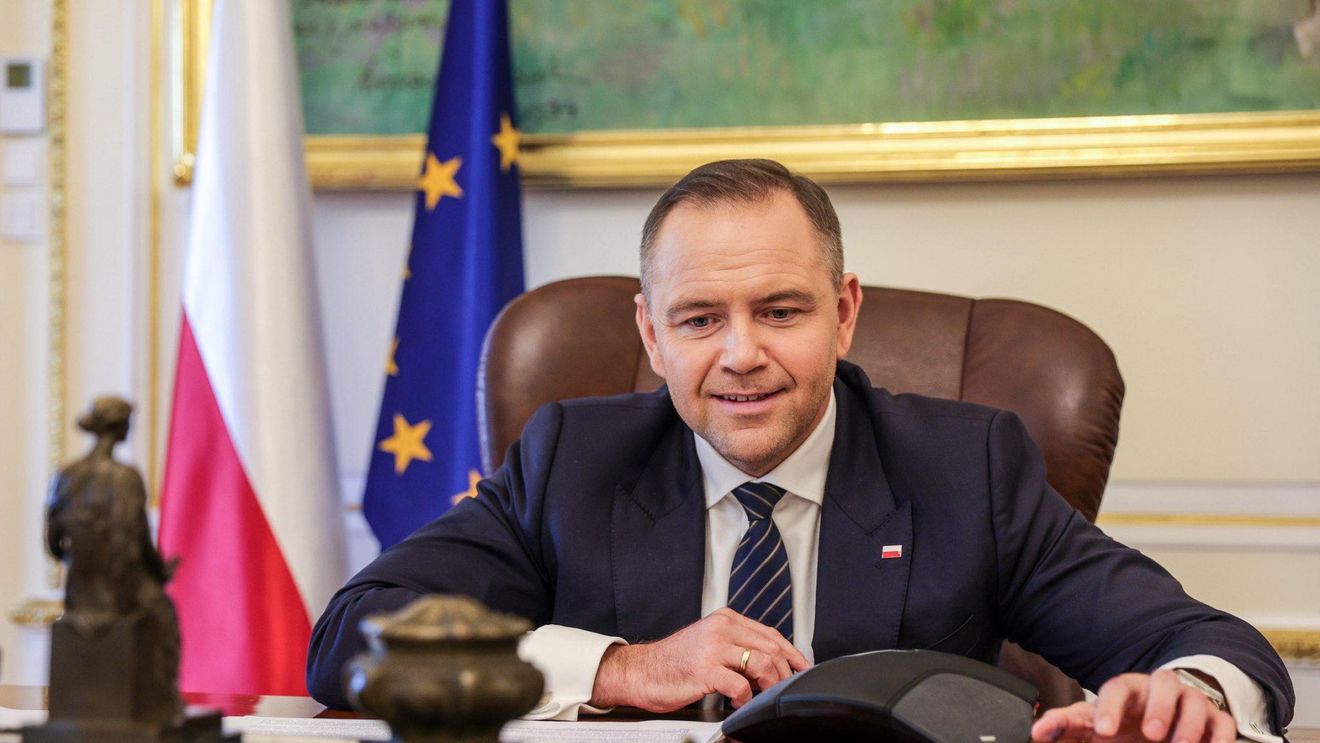 Preşedintele Poloniei Karol Nawrocki a blocat prin veto numirea a zeci de judecători, fiind în conflict cu minsitrul Justiției, Waldemar Lurek, pe care-l acuză că: încurajează judecătorii să pună sub semnul întrebării ordinea constituţională şi legală a Republicii