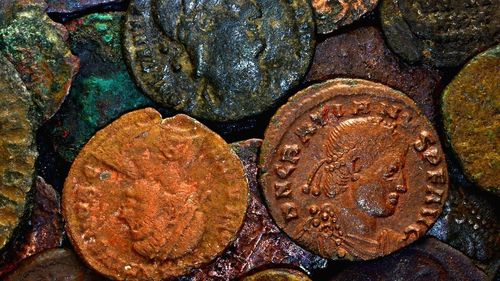 Un german a descoperit un tezaur de monede romane vechi de 2.000 de ani, pe care l-a păstrat ascuns timp de 8 ani