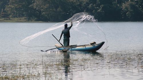Începe prohibiţia generală a pescuitului în România / Când revin pescarii în baltă