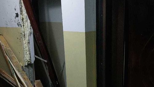 Explozie într-un apartament situat la parterul unui bloc din Piteşti/ O femeie de 69 de ani, transportată la spital/ Pagube înregistrate la mai multe apartamente