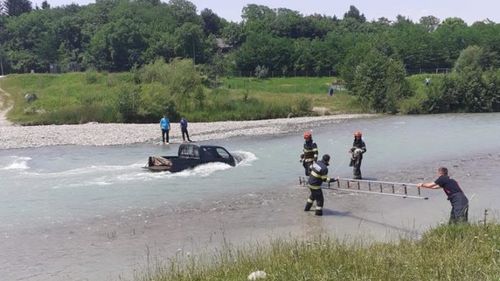 VIDEO Doi prahoveni s-au dus cu mașina la râu să o spele, dar automobilul a fost luat de apă