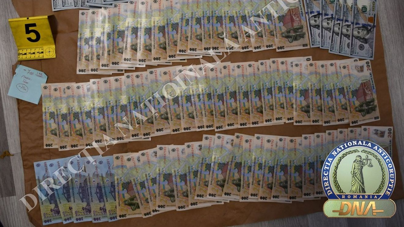 FOTO | Vameșii reținuți de DNA Constanța: Sume importante de bani, găsite la percheziții / Diner Suliman și Bogdan Vîlsan împărțeau presupusele șpăgi și cu alți angajați din Biroul Vamal Constanța, susțin anchetatorii