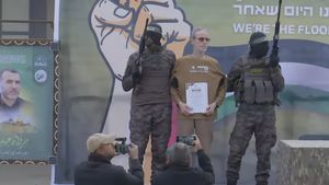 Israelul afirmă că amână eliberarea prizonierilor palestinieni /  Hamas i-a pus pe unii ostatici să apară pe o scenă în faţa mulţimilor şi uneori să vorbească înainte de a fi predaţi