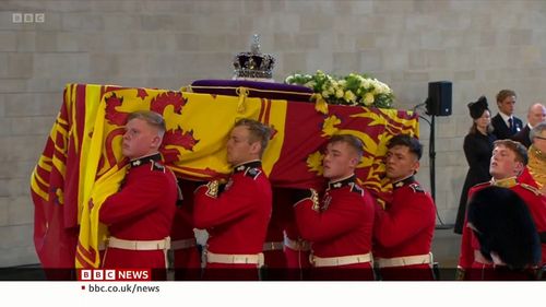 Un bărbat care ar fi atins sicriul Reginei Elisabeta a ll-a a fost reţinut de poliţie