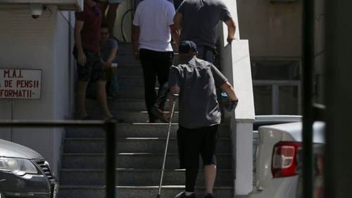 MĂRTURII ”Am stat jos. Nu scandam. Am fost împușcat cu gloanțe de cauciuc în stomac și în picioare” / Oamenii răniți de intervenția brutală a jandarmilor stau la rând să depună plângere la Parchet