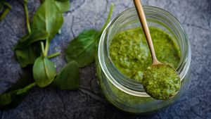 Îți place sosul de pesto? Iată 5 idei de mic dejun în care îl poți integra: de la tartine cu ou poșat la clătite sărate cu ricotta