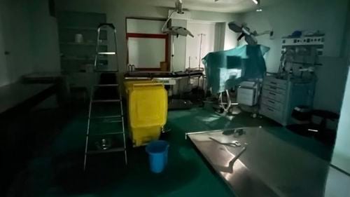 Plouă într-o sală de operații de la Spitalul Județean Brașov / „Izolația este în garanție, firma care s-a ocupat de lucrare a început refacerea„  