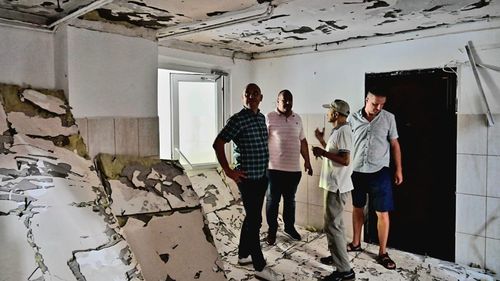 Termoizolația de la tavanul parterului unui bloc din Sectorul 2, reabilitat în 2017, s-a prăbușit / Radu Mihaiu: Vom verifica în ce fel a fost făcută recepția și cine este responsabil