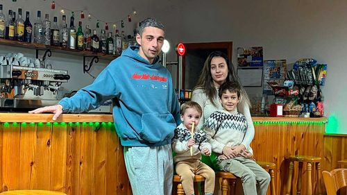 O familie de români a preluat de la primărie singurul bar dintr-o localitate cu 56 de locuitori din Spania / Gătesc tapas și paella, dar și mâncare românească