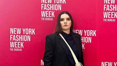 VIDEO Modă sustenabilă: o tânără din Timișoara a prezentat un proiect vestimentar la New York/ „Mi-am propus să aduc în atenția publicului impactul industriei modei asupra mediului și importanța reciclării”
