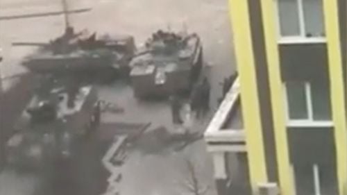 Tancurile rusești ocupă poziții printre blocurile din zone dens populate de civili la vest de Kiev