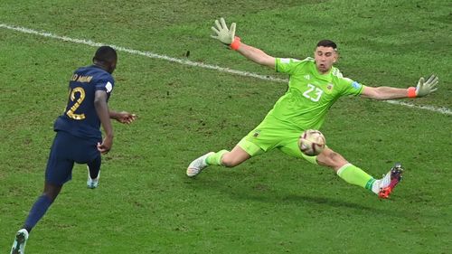 Portarul argentinian Emiliano Martinez şi-a tatuat Cupa Mondială pe „gamba norocoasă”