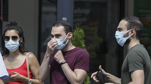 GRAFIC Cum se transmite coronavirusul cu și fără mască, în aer liber și în spații închise de la persoanele pozitive asimptomatice / Cât de importantă este aerisirea încăperilor