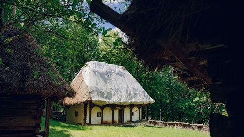 Cea mai veche casă expusă într-un muzeu din România este în Muzeul ASTRA  din Sibiu: O locuință din lemn construită acum 225 de ani