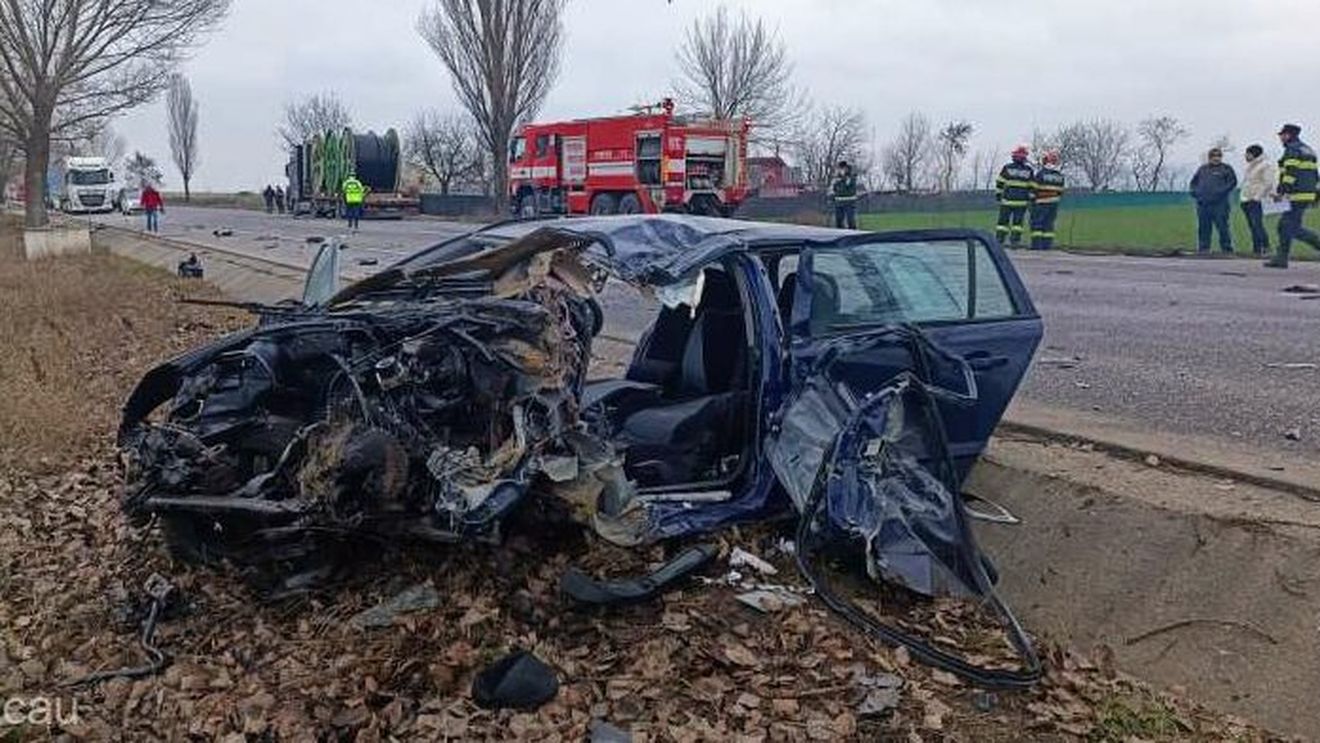 O persoană încarcerată după ce mașina în care se afla a fost lovită de un camion/ Polițiștii au deschis dosar penal pentru vătămare corporală din culpă