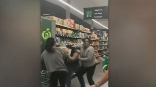 VIDEO Trei australience s-au încăierat într-un supermarket pentru hârtie igienică, produs la mare căutare din cauza panicii create de coronavirus