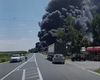 VIDEO | Accident grav lângă Hârșova, județul Constanța / O cisternă încărcată cu benzină a luat foc după un impact cu un buldoexcavator