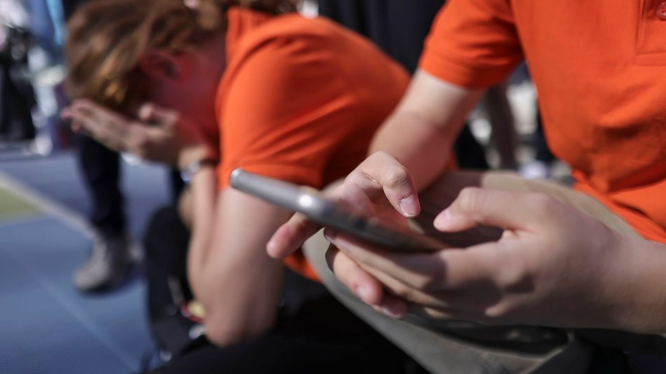 VIDEO Cum s-a văzut din careu deschiderea anului școlar de la Colegiul „Mihai Viteazul” / Ce spun elevii despre regula „fără telefon la școală”