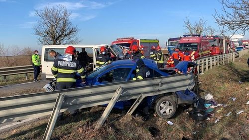 Copil în stop cardio-respirator după un accident între un microbuz și o mașină, în Bihor