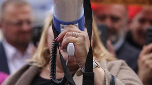 Europarlamentara extremistă pro-rusă Șoșoacă, dezlănțuită în derapaje violente și fake-uri pe Facebook, în timp ce România își întărea relația cu Ucraina și SUA: ”De-abia aștept să iei un glonț în cap”, ”Să vă pice bombele în cap”, ”Se întreabă de ce le violează”, ”Putin nu greșește niciodată”