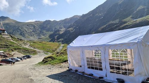 Reportaj pe Transfăgărășan / Drumul proaspăt deschis întâmpină turiștii cu bujor de munte înflorit, prețuri ascunse, gunoaie în lac, 5 lei taxa la toaletă și multă dezordine