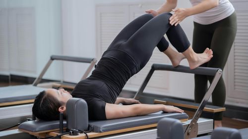 Poate Pilates să-ți facă mușchii „lungi și supli”?