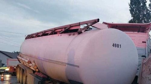 Pericol de explozie pe DN2, după ce o cisternă cu motorină s-a răsturnat/ Traficul a fost oprit pe ambele sensuri