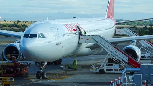 Sediul companiei aeriene naţionale israeliene El Al, vandalizate la Paris cu vopsea roşie şi inscripţii ca "El Al Genocide Airline" sau ”Fuck zionism” / ”Atunci când preşedintele francez Macron anunţă cadouri Hamasului, acesta este rezultatul”,acuză un ministru