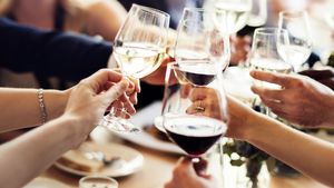 Tu știi ce se întâmplă cu inima ta când bei un pahar de vin? Potrivit experților, băut ocazional, vinul poate aduce unele beneficii, dar excesul crește riscul bolilor cardiovasculare