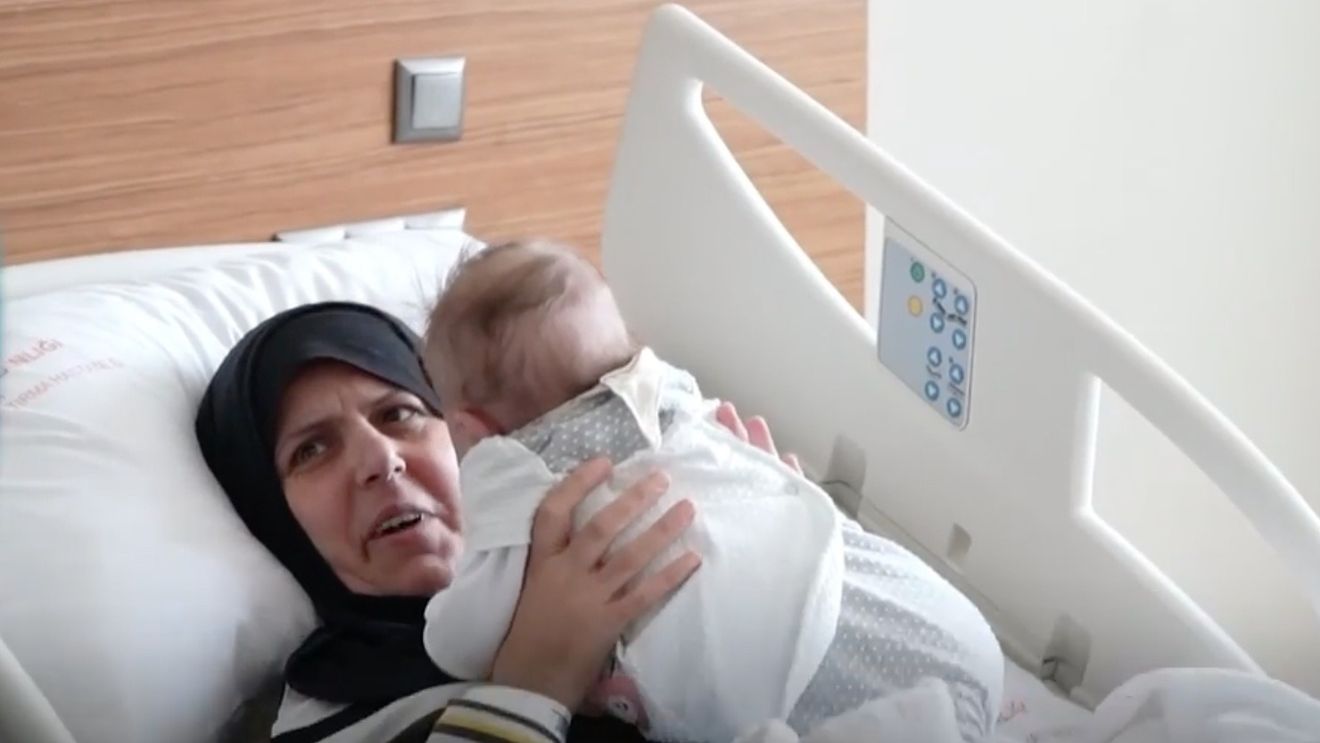 Turcia: O mamă și fetița ei de trei luni și jumătate, reunite la aproape două luni după cutremur/ Copila a fost scoasă dintre dărâmăturile unei clădiri la cinci zile după seism