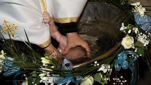 ULTIMA ORĂ Ritualul botezului rămâne neschimbat, copilul trebuie scufundat de trei ori. Decizia conducerii Bisericii Ortodoxe Române