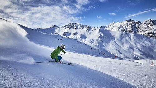 Ski Magazine: Peste 300 de români care aveau rezervări de vacanță în Austria de 1 Decembrie își vor primi banii înapoi sau vor fi relocați în Italia