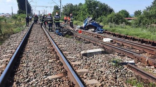 O familie cu doi adulți și doi copii a murit după ce mașina în care se aflau a fost lovită de trenul Suceava-București/ Traficul feroviar oprit