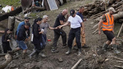 VIDEO Localnicii din Broșteni, furioși pe marketingul extremiștilor: ”Au urcat curați, au coborât curați”, ”A venit cu toți dacii lui și doar s-au plimbat”, ”Ați venit cu telefoanele în mână” / ”Suveranistul” supărat că n-a primit mâncare de la sinistrați: ”Au zis că s-au săturat de ăștia ai lui Georgescu și AUR”