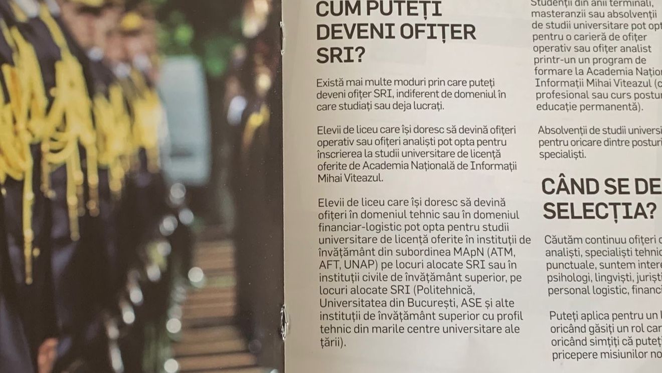 SRI caută viitori angajați în sediul Facultății de Litere de la Universitatea din București. Mai mulți studenți au primit broșuri cu mesajul „căutăm continuu ofițeri (…) suntem interesați în a selecta psihologi, lingviști, juriști, personal medical, personal logistic, financiar“ – FOTO