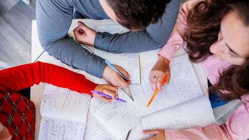 Ministerul Educației publică noi reguli pentru temele elevilor: maximum 1 oră la primar, 2 ore la gimnaziu și liceu / Diriginții și directorii urmăresc respectarea normelor – proiect