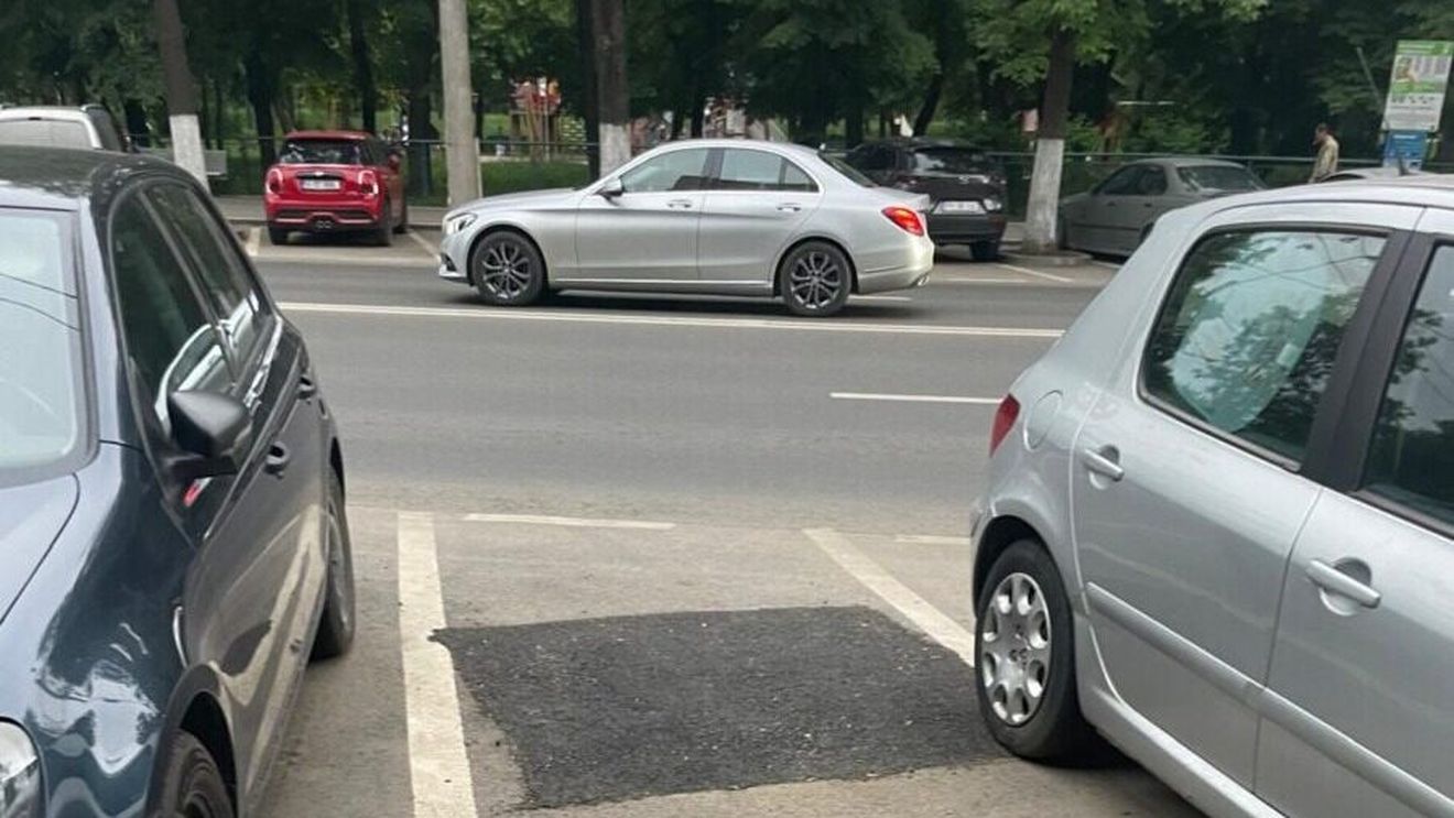 Cazul desființării alveolelor de pe Bulevardul Tineretului, transformate în locuri de parcare de către Primăria Sectorului 4. Primăria Capitalei a amendat-o pe cea de sector pentru că nu a replantat copaci în locul celor defrișați
