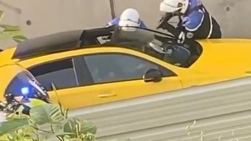 Un minor de 17 ani, ucis de focurile poliției după ce s-a opus somației de a opri mașina într-o suburbie din vestul Parisului