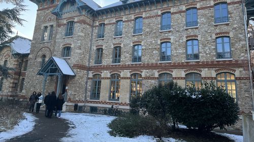 Universitatea franceză unde se antrenează spionii și unde profesorii nu știu numele studenților