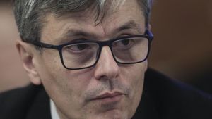 EXCLUSIV Noile măsuri de sprijin pentru firme: Granturi nerambursabile pentru IMM-uri de un miliard de euro din fonduri europene / Granturi de 2.000 de euro pentru firmele cu un singur angajat / Investițiile din Marea Neagră, deblocate după alegeri. Interviu cu Virgil Popescu, ministrul Economiei