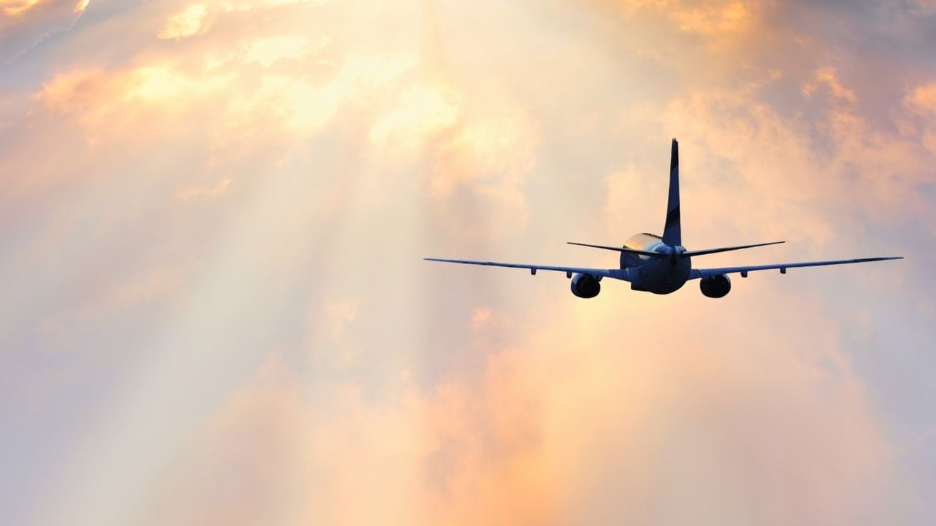 Camera de Comerţ şi Industrie a României vrea să înființeze o nouă companie aviatică, Liniile Aeriene Române, cu Consiliile Județene care au aeroporturi/ Tarom, companie deținută de stat, înregistrează pierderi de 15 ani