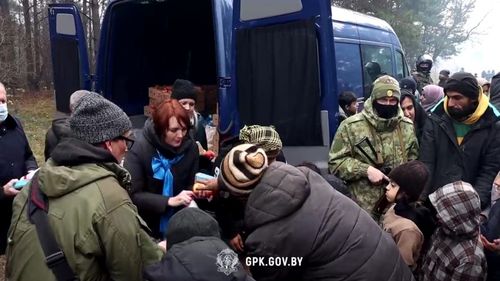 Președintele Lukașenko a ordonat să fie trimise alimente migranților blocați la frontiera dintre Belarus și Polonia / Un sirian a fost găsit mort în pădure / Cauzele decesului sunt necunoscute momentan