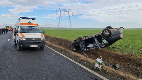 Șirul accidentelor cu morți și răniți pe șoselele din România continuă / În urma coliziunii dintre un autoturism şi o căruţă în județul Bacău, șase persoane au fost transportate la spital