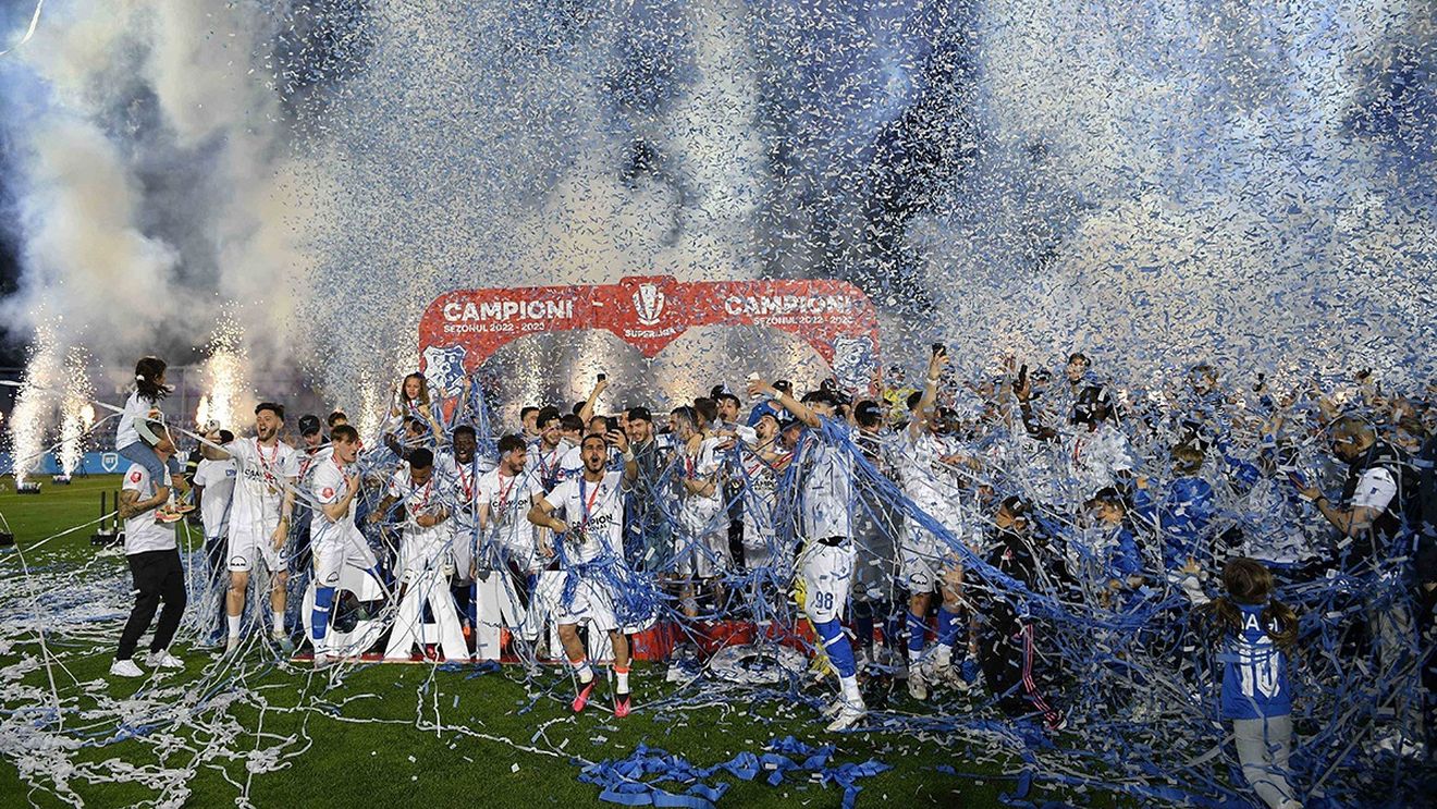 VIDEO Bucuria constănțenilor, după ce Farul a câștigat campionatul de fotbal/ Jucătorii și-au primit medaliile și au ridicat trofeul, Hagi pe teren alături de soția sa