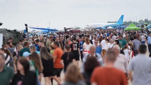 Show-ul aviatic pregătit la Craiova a adunat peste 30.000 de spectatori, în ciuda vremii nefavorabile /  Au evoluat aeronave IAR 99 ȘOIM, produse la Craiova, aeronave C27J Spartan, elicoptere IAR 330 Puma, formație de girocoptere, aeronave EXTRA 300 SC și nu numai