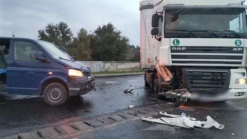 FOTO Sibiu: Accident frontal între un TIR și un microbuz / O tânără de 21 de ani, transportată la spital