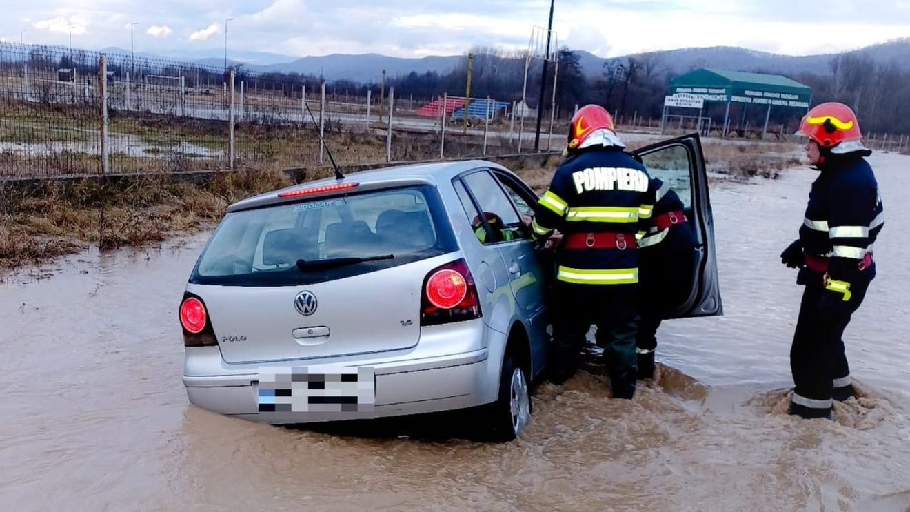 Drumuri şi gospodării inundate şi maşini surprinse de apa mare în urma ploii torenţiale din județul Prahova