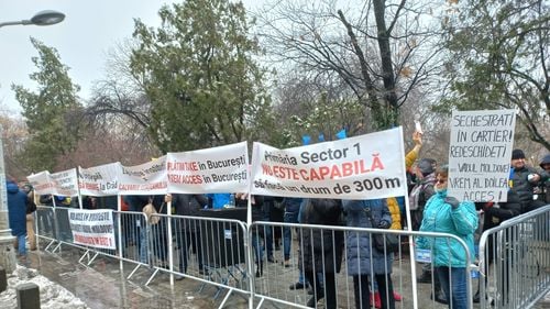 FOTO Zeci de locuitori ai cartierului Greenfield au protestat în fața Primăriei București pentru deschiderea drumului forestier / UPDATE Nicușor Dan: Direcția Silvică Ilfov se opune. Voi solicita o întâlnire cu conducerea Romsilva